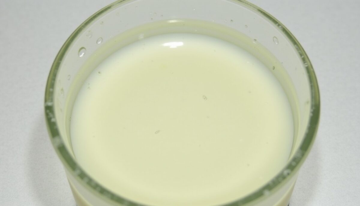 Vinaigre blanc sur les vitres : pourquoi l'utiliser et comment ça marche ?